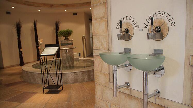 Blick in die Helena-Therme I: Heilwasser aus der Wernarzer und der Sinnberger Quelle steht bereit. Foto: Ulrike Müller