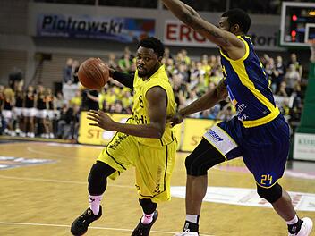 Travis Leslie (links) meldete sich nach mehrmonatiger Verletzungspause mit einer ordenlichen Leistung zurück. Er steuerte 16 Punkte und vier Rebounds für Bayreuth bei. Rechts Darius Covington. Foto: Peter Mularczyk