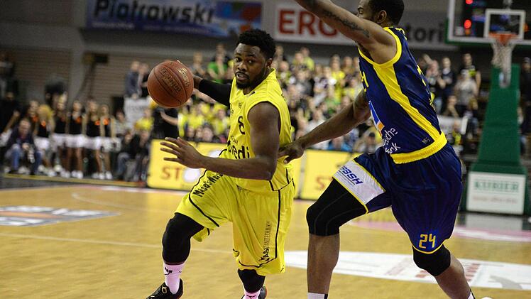 Travis Leslie (links) meldete sich nach mehrmonatiger Verletzungspause mit einer ordenlichen Leistung zurück. Er steuerte 16 Punkte und vier Rebounds für Bayreuth bei. Rechts Darius Covington. Foto: Peter Mularczyk