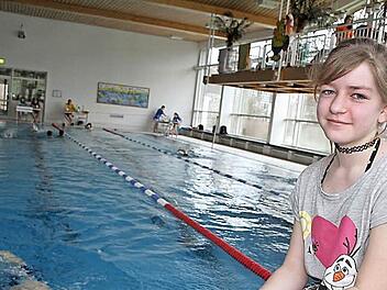 Nadine Leuci macht eine kleine Pause, als sie 7000 Meter geschafft hat. Das Ziel der Zwölfjährigen sind 10 000 Meter - 400 Bahnen.  Foto: Sonja Adam