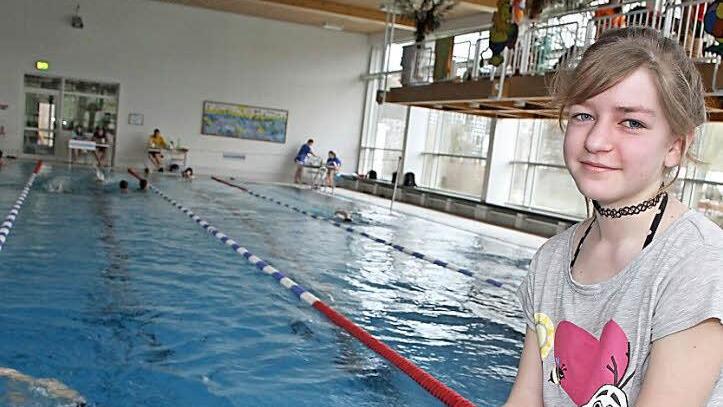 Nadine Leuci macht eine kleine Pause, als sie 7000 Meter geschafft hat. Das Ziel der Zwölfjährigen sind 10 000 Meter - 400 Bahnen.  Foto: Sonja Adam