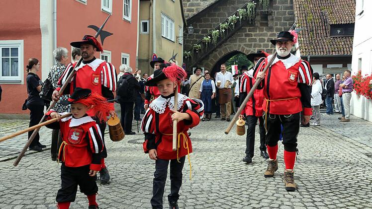 Auch bei der Seßlacher Bürgerwehr, die traditionell den Festzug anführte, mangelt es nicht an Nachwuchs.