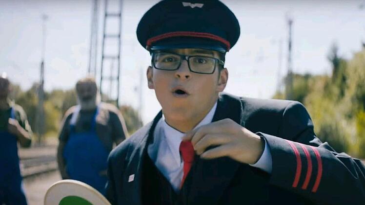 Die Deutsche Bahn wirbt mit einem Rap-Song von Eko Fresh. Foto: Screenshot YouTube