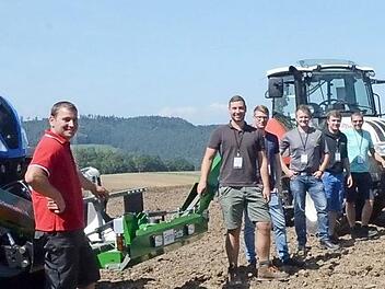 Alexander Schubert (links) koordinierte und organisierte das international besetzte Trainingscamp für hochtechnisierte Zusatzgeräte an Traktoren und Schleppern. Hier einige Seminarteilnehmer Foto: K.-H. Hofmann