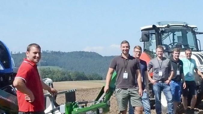 Alexander Schubert (links) koordinierte und organisierte das international besetzte Trainingscamp für hochtechnisierte Zusatzgeräte an Traktoren und Schleppern. Hier einige Seminarteilnehmer Foto: K.-H. Hofmann