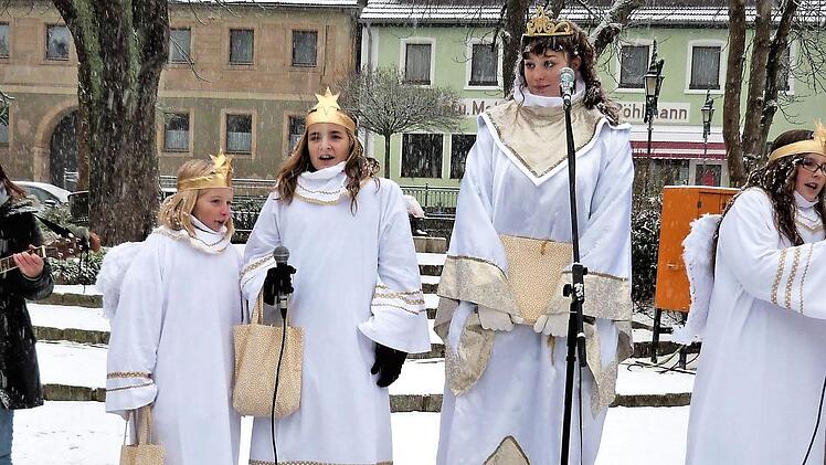 Christkind Marina Neuner eröffnete den Adventsmarkt mit einem festlichen Prolog - und die Engelchen sangen dazu bekannte Weihnachtslieder. Fotos: Werner Reißaus