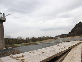 Hier tut sich nichts: Die Baustelle in Zeyern steht seit sechs Monaten still. Foto: Anna-Lena Deuerling