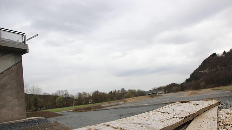 Hier tut sich nichts: Die Baustelle in Zeyern steht seit sechs Monaten still. Foto: Anna-Lena Deuerling