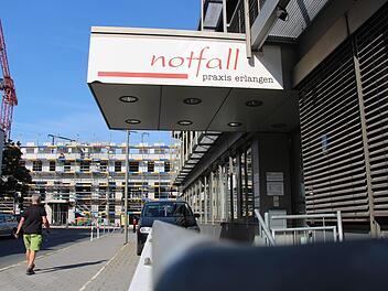 Die Notfallpraxis in Erlangen liegt in der Bauhofstraße  im Stadtzentrum, nahe des Ratshauses. Parkmöglichkeiten sind rar. Christian Bauriedel