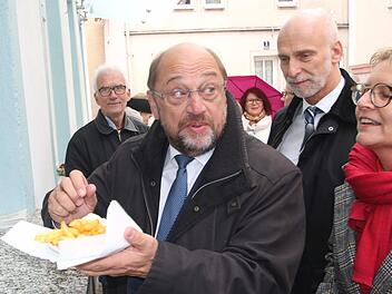 Mit Bratwurst und Pommes stärkte sich Martin Schulz nach seinem  eineinhalbstündigen Rundgang durch Bad Kissingen. Rechts neben ihm  Oberbürgermeister Kay Blankenburg und die Bundestagsabgeordnete Sabine  Dittmar. Dieter Britz