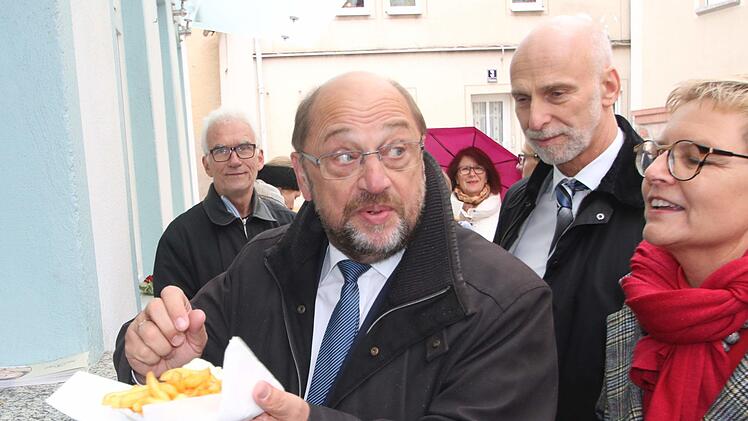 Mit Bratwurst und Pommes stärkte sich Martin Schulz nach seinem  eineinhalbstündigen Rundgang durch Bad Kissingen. Rechts neben ihm  Oberbürgermeister Kay Blankenburg und die Bundestagsabgeordnete Sabine  Dittmar. Dieter Britz