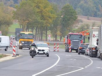 Bei Gleußen steht eine Ampel an der Einbahnregelung bis Kaltenbrunn. Geschwindigkeitsbeschränkungen auf rund acht Kilometern bremsen außerdem den Verkehr.R. Lutz