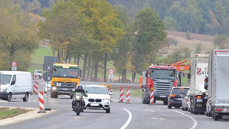 Bei Gleußen steht eine Ampel an der Einbahnregelung bis Kaltenbrunn. Geschwindigkeitsbeschränkungen auf rund acht Kilometern bremsen außerdem den Verkehr.R. Lutz