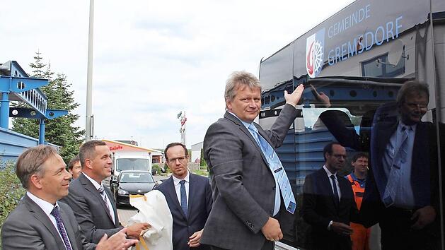 Bürgermeister Norbert Walter (rechts) übernimmt mit Gremsdorf die erste Patenschaft für einen Linienbus.  Foto: Andreas Dorsch