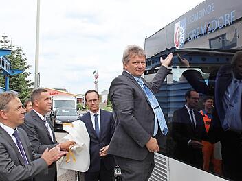 Bürgermeister Norbert Walter (rechts) übernimmt mit Gremsdorf die erste Patenschaft für einen Linienbus.  Foto: Andreas Dorsch
