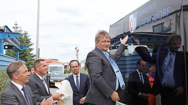 Bürgermeister Norbert Walter (rechts) übernimmt mit Gremsdorf die erste Patenschaft für einen Linienbus.  Foto: Andreas Dorsch