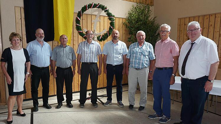 Ehrungen für 25 Dienstjahre als Feld- und Waldgeschworene; das Bild zeigt von links: Brigitte Meyerdierks, Walter Kleinhenz, Peter Heck, Günter Beck, Helmut Helfrich, Bruno Müller, Reinhard Hüfner und den bisherigen Kreisobmann Siegfried Schaub.