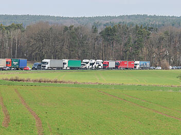 Lkw-Unfall auf A3 bei Erlangen: Stau im Baustellenbereich Lkw-Unfall auf A3 bei Erlangen: Stau im Baustellenbereich