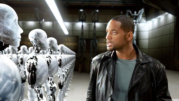 Del Spooner (Will Smith) sucht inmitten einer Horde Maschinenmenschen nach einem ganz bestimmten Roboter.