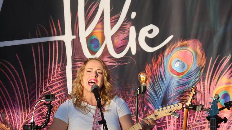 Sie sagt, was sie denkt. Sie singt, was sie f&uuml;hlt. Miss Allie begeisterte bei ihrem Auftritt am Samstagabend auf der Seeb&uuml;hne in Bad Staffelstein.Andrea Herdegen