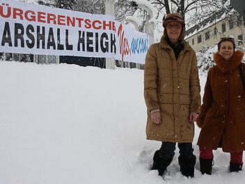Am Eingang der Marshall-Heights machen Jutta Heinlein und Renate Haaß mit einem großen Plakat auf ihr Bürgerbegehren aufmerksam. Foto: Diana Fuchs