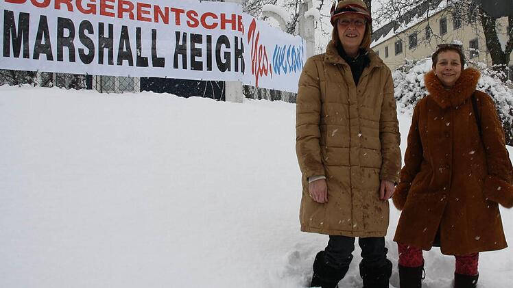 Am Eingang der Marshall-Heights machen Jutta Heinlein und Renate Haaß mit einem großen Plakat auf ihr Bürgerbegehren aufmerksam. Foto: Diana Fuchs