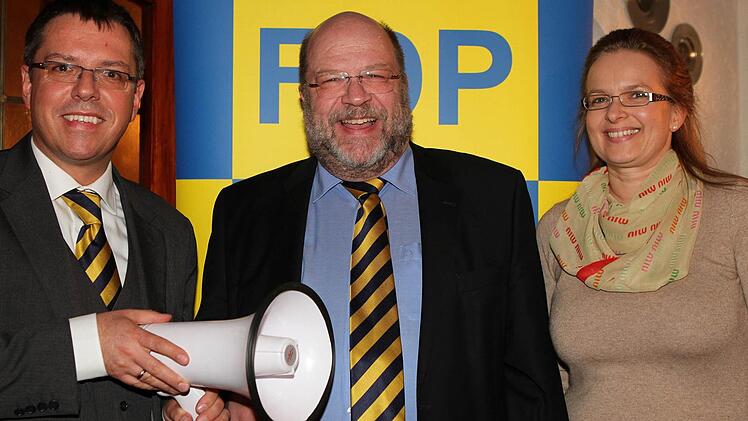 Stab- beziehungsweise Megaphonwechsel beim Kulmbacher FDP-Ortsverband: Thomas Nagel (links) kandidierte nicht mehr für den Vorsitz, den jetzt Joachim Unruh inne hat. Nagel ist künftig Stellvertreter des Rechtsanwalts, ebenso wie Margit Drechsler. Foto: Jochen Nützel
