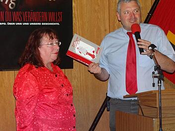 Seit 1991 führt Brunhilde Giegold die SPD Ebern. Jürgen Hennemann bedankte sich bei Giegold für ihr Engagement.