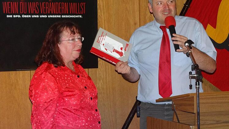 Seit 1991 führt Brunhilde Giegold die SPD Ebern. Jürgen Hennemann bedankte sich bei Giegold für ihr Engagement.