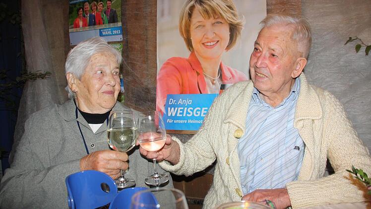 Marga und Ernst Hünnerkopf stoßen auf das Wohl ihres Sohnes an.
