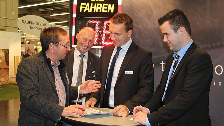 Norbert Gräbner und Karl Schoger (von links) interessierten sich für die kommunale Verkehrsüberwachung.  Foto: Veronika Schadeck