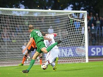 Elfmeter für die Bayern: Schweinfurts Abwehrspieler Johannes Bechmann bringt Tobias Schweinsteiger (rechts) im Strafraum zu Fall.  Foto: Marion Wetterich