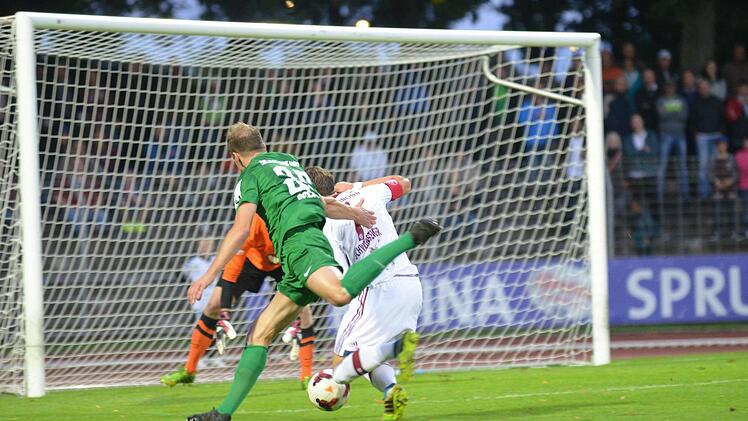 Elfmeter für die Bayern: Schweinfurts Abwehrspieler Johannes Bechmann bringt Tobias Schweinsteiger (rechts) im Strafraum zu Fall.  Foto: Marion Wetterich