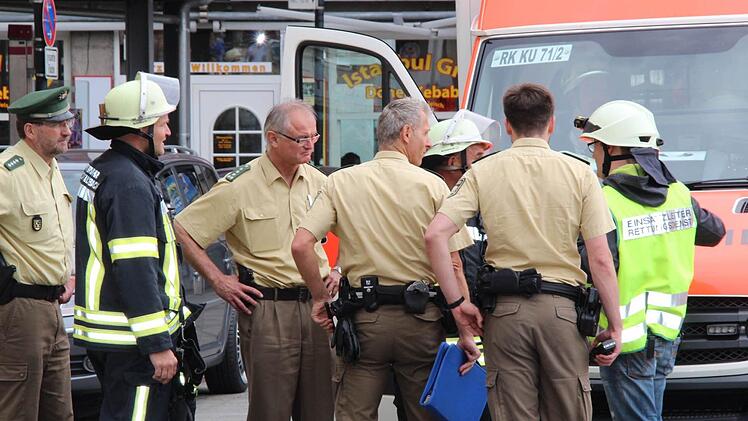 Einsatzbesprechung von Feuerwehr und Polizei. Foto: Matthias Beetz