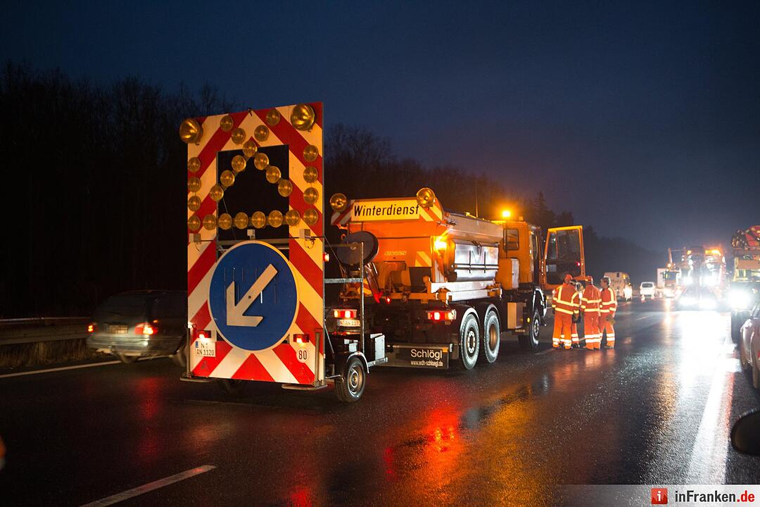 Sattelschlepper kracht in Baustellenabsicherung auf der A9