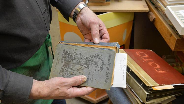Viele B&uuml;cher, die Kunden ihm brachten, waren am auseinanderfallen. Foto: Ronald Rinklef