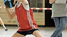 Die Kinder stießen Medinzinbälle statt Eisenkugeln.  Fotos: Peter Müller