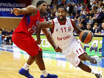 Brad Wanamaker (r.) will heute gegen ZSKA Moskau - mit dem Ex-Bamberger Kyle Hines (l.), an seine Gala-Leistung von letzter Woche ankn&uuml;pfen. Foto: Yuri Kochetkov/EPA,dpa