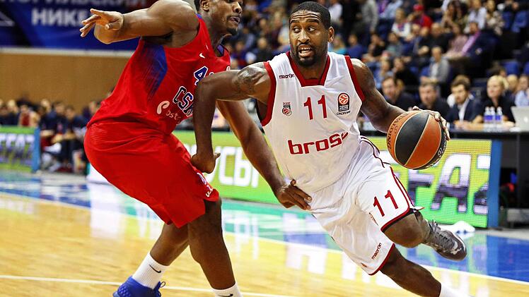 Brad Wanamaker (r.) will heute gegen ZSKA Moskau - mit dem Ex-Bamberger Kyle Hines (l.), an seine Gala-Leistung von letzter Woche ankn&uuml;pfen. Foto: Yuri Kochetkov/EPA,dpa