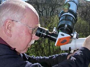 Werner Krauß lässt Interessierte am Sportzentrum wieder durch die Teleskope blicken. Foto: Archiv/HeikeBeudert