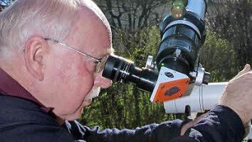 Werner Krauß lässt Interessierte am Sportzentrum wieder durch die Teleskope blicken. Foto: Archiv/HeikeBeudert