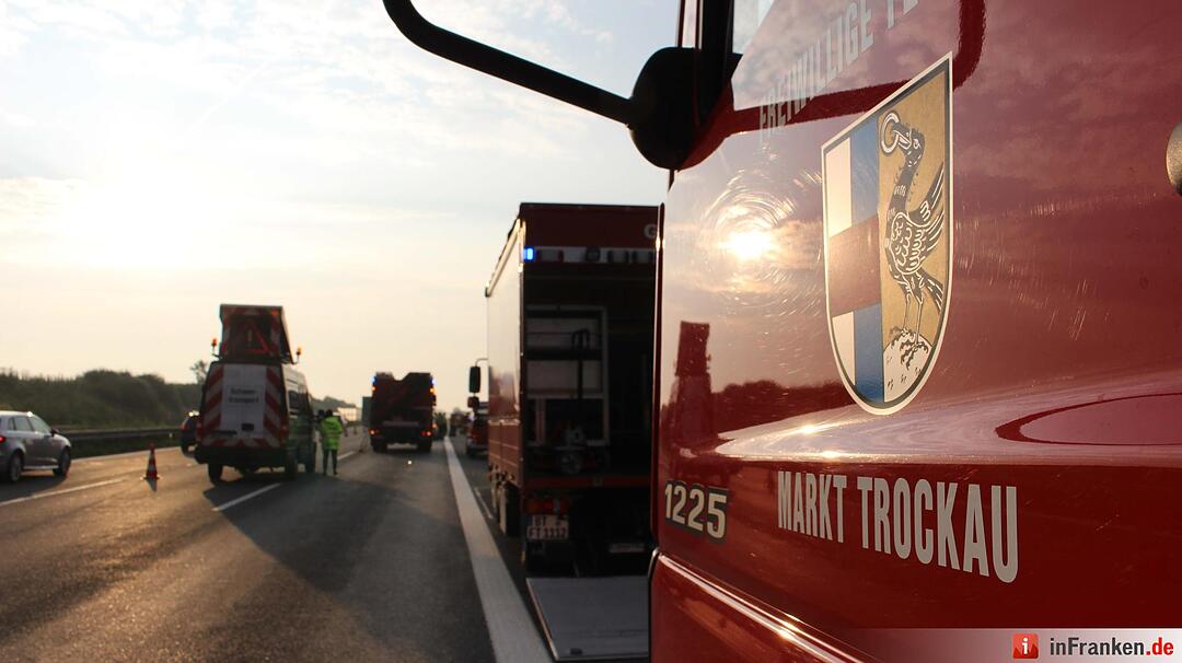 Drei Fahrspuren nach folgenschwerem Auffahrer blockiert - Geladene Autos liegen auf der Autobahn