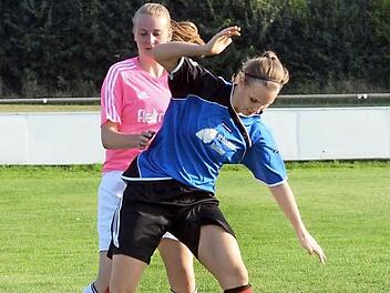 DJK Eggolsheim - Hammerbacher SV. Die Gäste (blaue Trikots) lagen beim Kreisliga-Neuling mit 1:0 in Führung, mussten sich in einer ausgeglichenen Partie aber mit 1:3 beugen. Foto: herzopress
