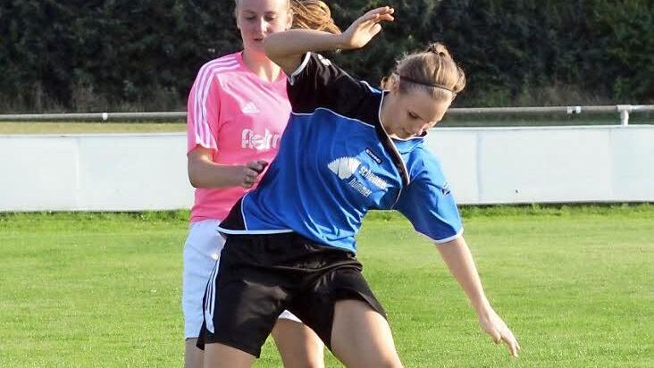 DJK Eggolsheim - Hammerbacher SV. Die Gäste (blaue Trikots) lagen beim Kreisliga-Neuling mit 1:0 in Führung, mussten sich in einer ausgeglichenen Partie aber mit 1:3 beugen. Foto: herzopress