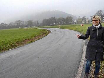 Andrea Andera aus Eila fordert einen Gehweg entlang der KC 3 zwischen Eila und Pressig. Die Straße ist eng, kurvig und ohne Straßenbeleuchtung. Schulkinder müssen im Winter bei Dunkelheit zur Schule laufen. Foto: eh