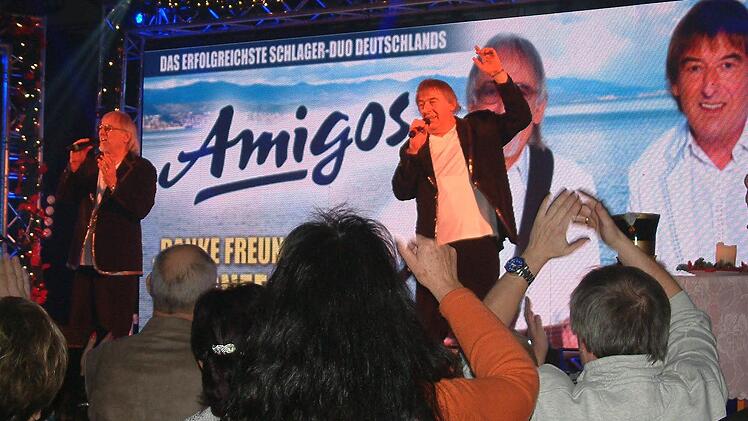 Die "Amigos", Karl-Heinz (links) und Bernd Ulrich, gastierten in Nordhalben. Das erfolgreiche Duo des volkstümlichen Schlagers gab sich volksnah. Foto: Hans Franz