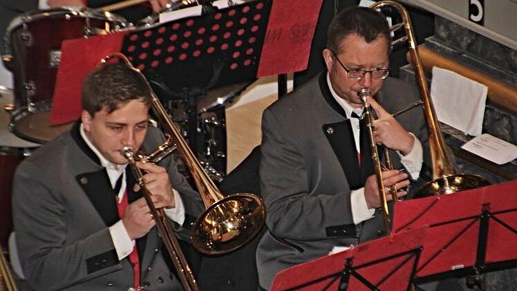 Zwei Posaunisten der Weisachtaler. Rechts Stefan Hofmann, Vorsitzender des KlangkörpersHelmut Will