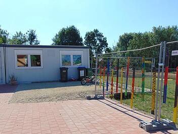 In Containern sind die Kita-Kinder in Rüsselbach derzeit untergebracht. Da der Bau wohl nicht rechtzeitig bis  September 2019 fertig wird, muss ein weiterer Container aufgebaut werden. Foto: Petra Malbrich