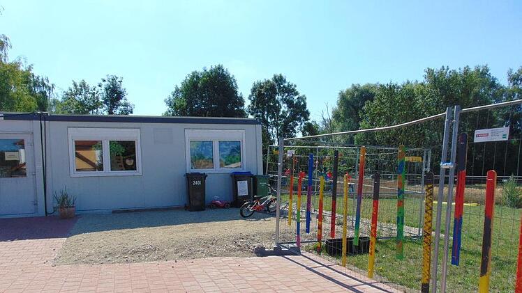 In Containern sind die Kita-Kinder in Rüsselbach derzeit untergebracht. Da der Bau wohl nicht rechtzeitig bis  September 2019 fertig wird, muss ein weiterer Container aufgebaut werden. Foto: Petra Malbrich