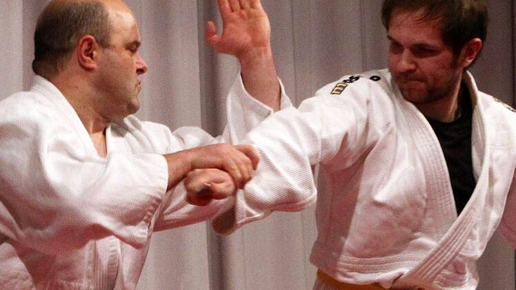 Selbstverteidigung JuJutsu  zeigte die Gruppe unter der Leitung von Dieter Schiffler. Foto: Thomas Dill